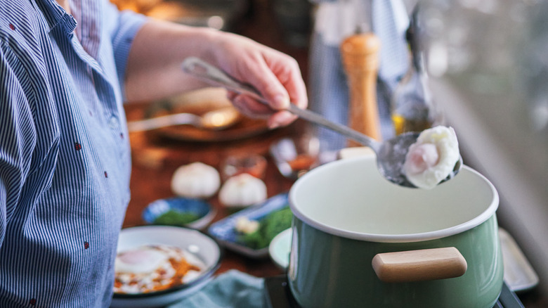 Poaching an egg