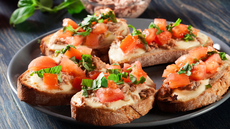 Tomat, tuna, cheese crostini