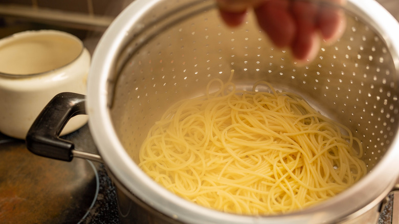 https://www.thedailymeal.com/img/gallery/alton-browns-15-most-useful-cooking-hacks/cold-water-pasta-1686071783.jpg