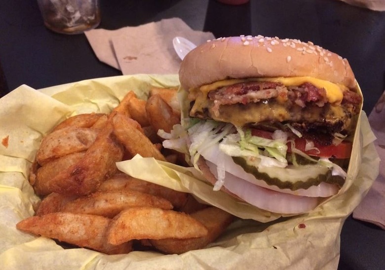 #8 Bacon Cheeseburger, Hodad's (San Diego, California): $8.50