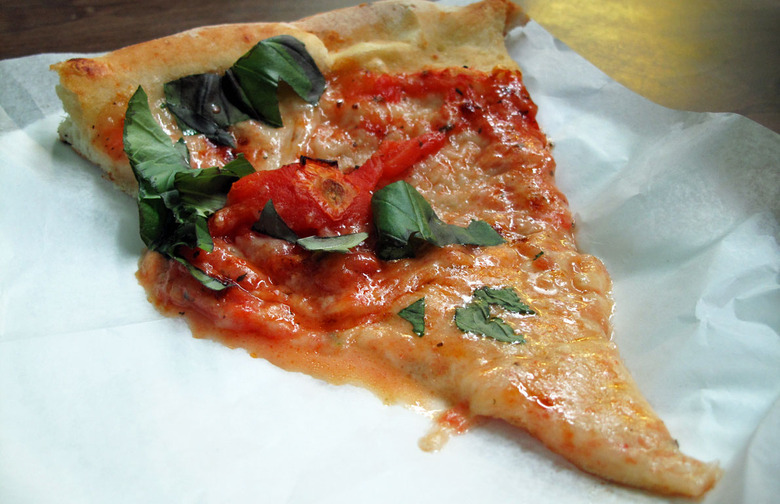 #8 Di Fara, Brooklyn (Classic Round Pie: Mozzarella, parmesan, plum tomato sauce, basil, olive oil, sausage, peppers, mushroom, onion)