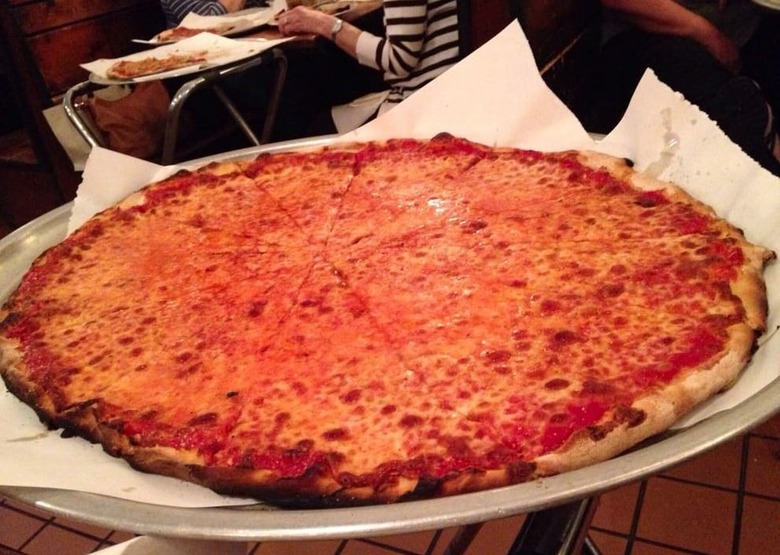 Roseland Apizza (Derby, Connecticut) 