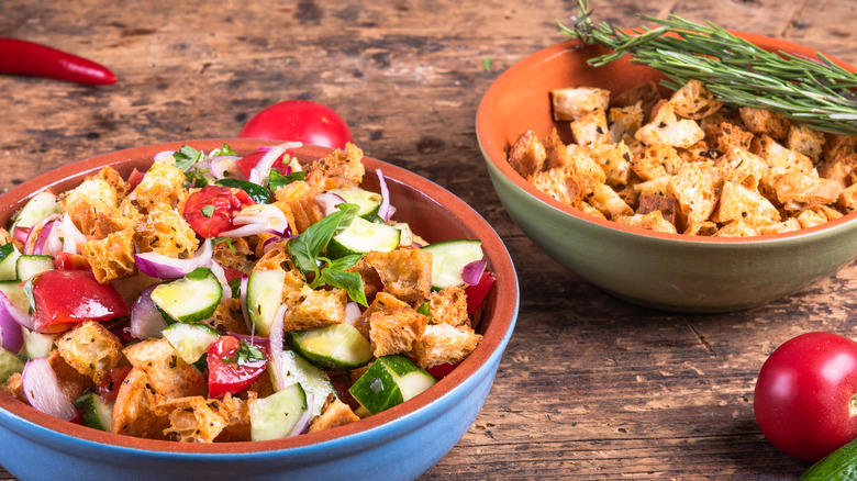 Vegetarian salad with bread