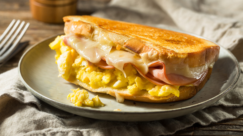 scrambled egg sandwich