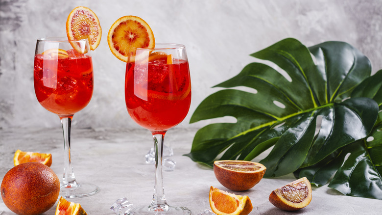 Two bicicletta cocktails with oranges