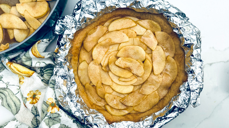 apples arranged in pie crust