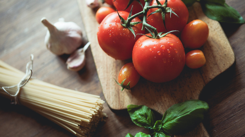 Uncooked Spaghetti al pomodoro ingredients