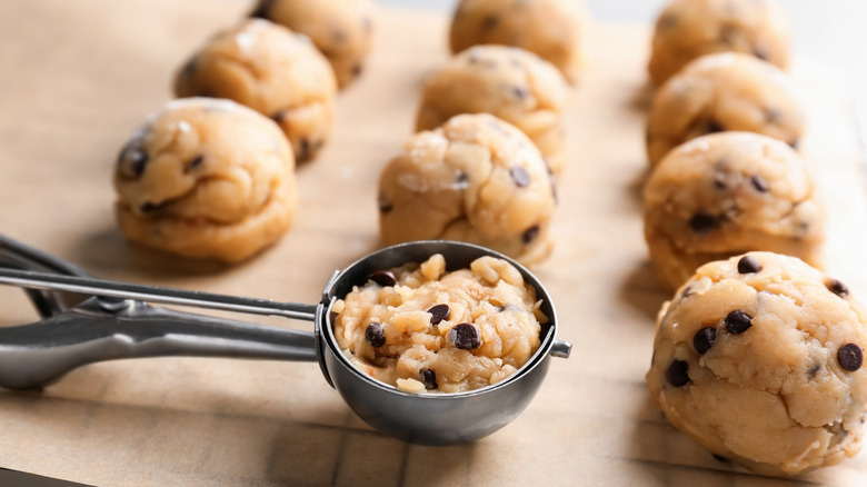 Ice cream scoop with dough