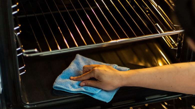 cleaning oven tray