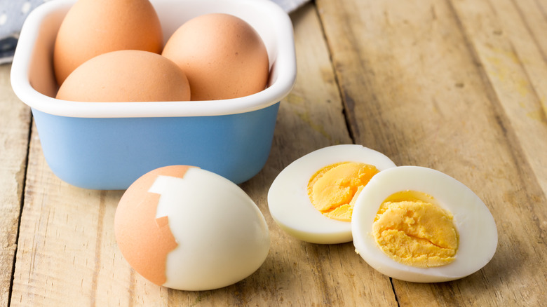 peeled and boiled eggs