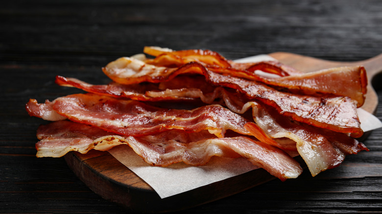 cooked bacon on cutting board