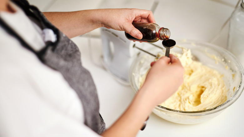 Adding vanilla extract to cake mix