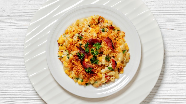 Mac and cheese with breadcrumbs and bacon