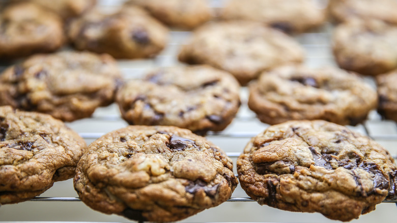 Fresh cookies on cooling rack