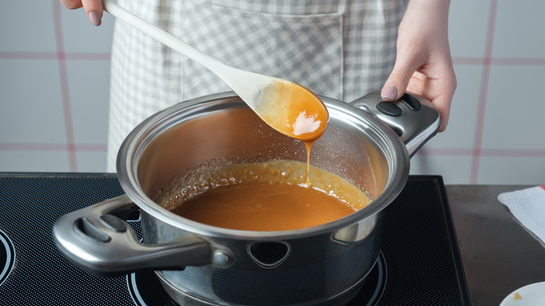 Making caramel sauce