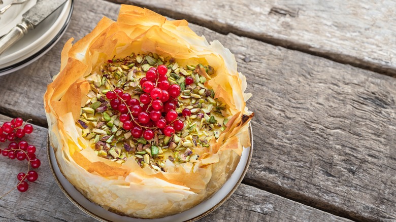 Baklava cheesecake with berries