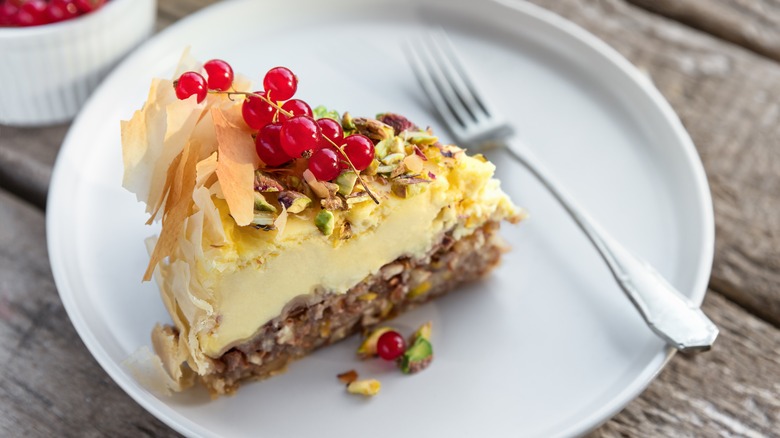 baklava cheesecake with nut crust