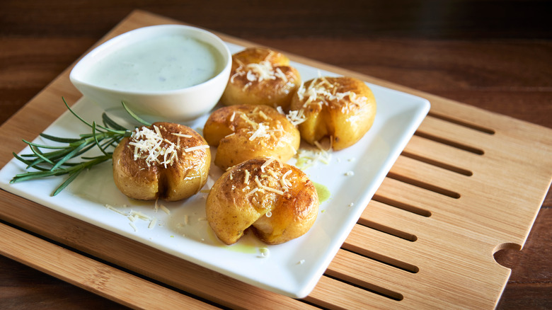 batatas à murro on plate