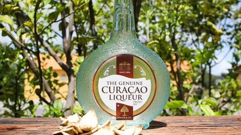 Bottle of Senior & Co. curaçao liqueur outside