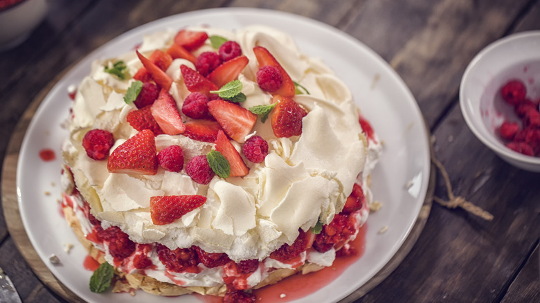 Berry pavlova cake