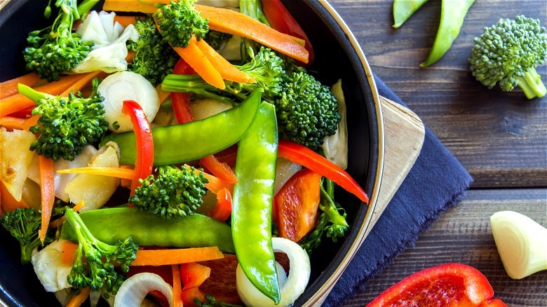 Stir-fryed vegetables in pan 