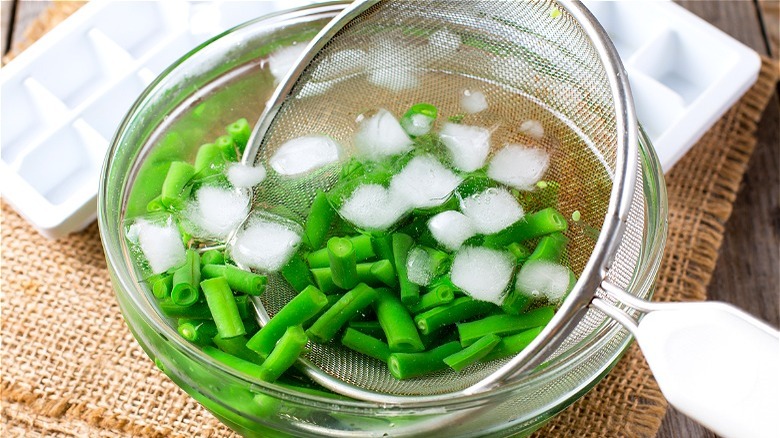 Clear bowl of blanched green beans 