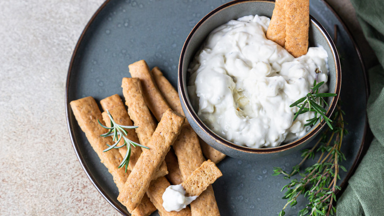 Cheesy dip with rosemary and crackers