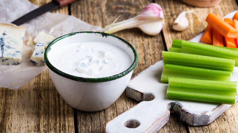 Cheesy dip with fresh vegetables