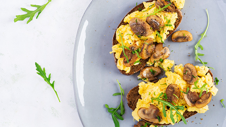 scrambled eggs and mushrooms on toast