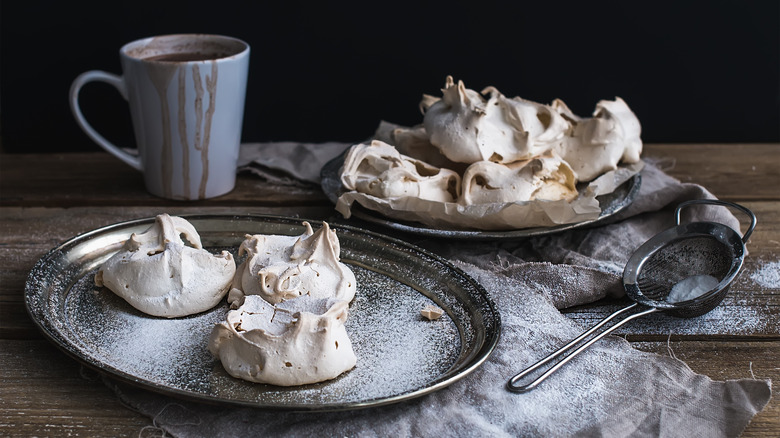 Hot chocolate and meringues