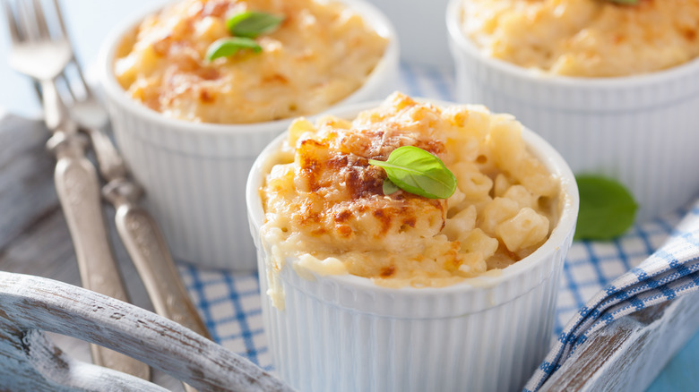 Baked mac & cheese in ramekins