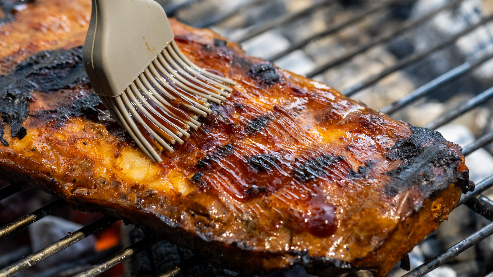 Boiling ribs before outlet grilling