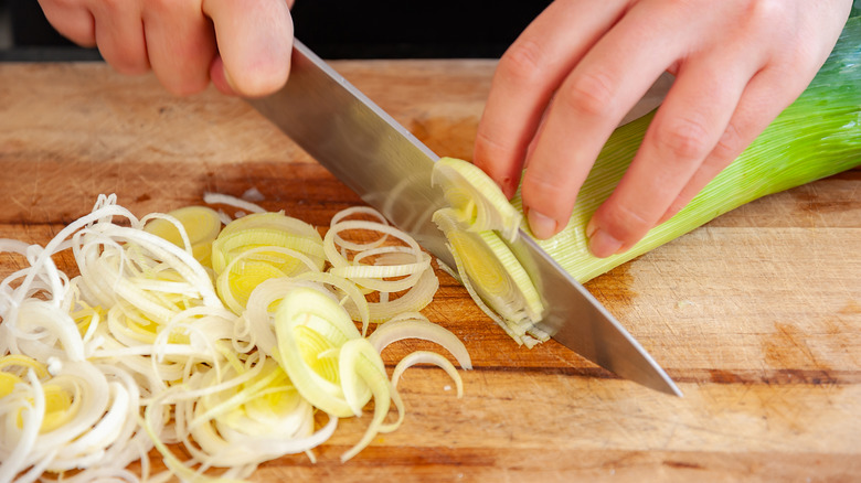 Person thinly slicing leeks