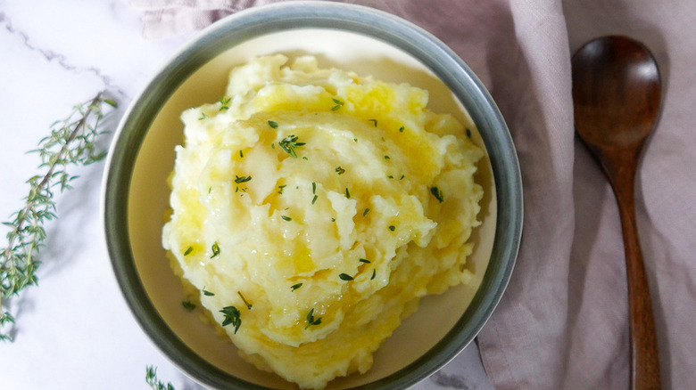 bowl of mashed potatoes 