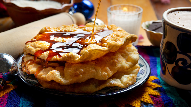 Syrup on buñuelos de rodilla