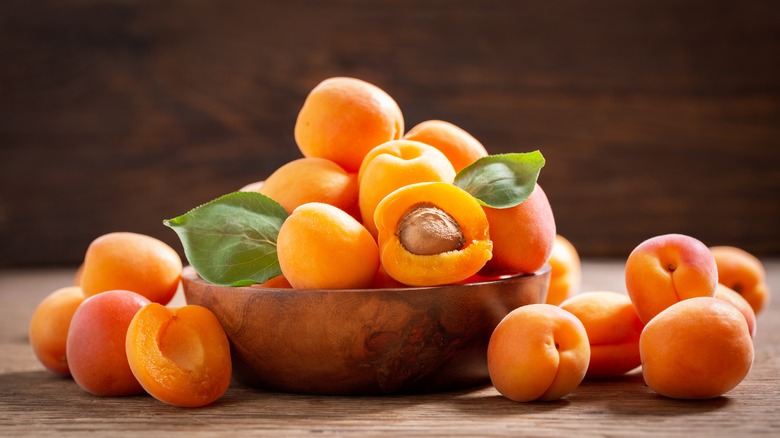 Pile of apricots in a bowl