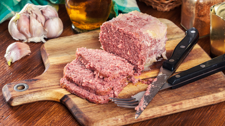 corned beef on cutting board