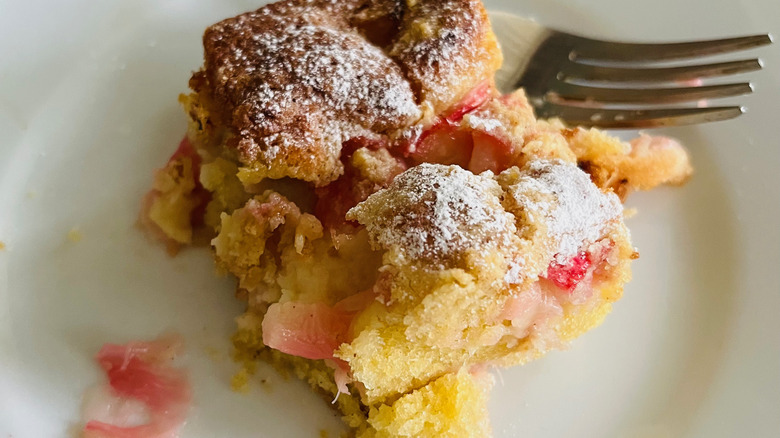 Fruity cake with powdered sugar