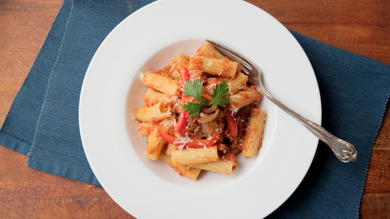 Rigatoni with caramelized onions, red peppers