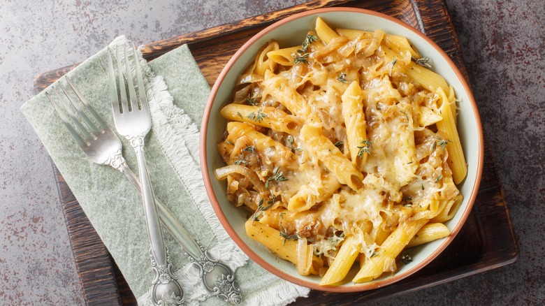 Pasta penne with caramelized onions