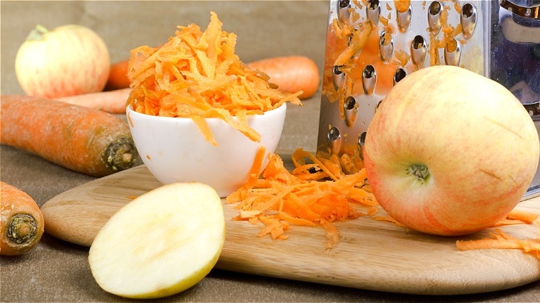 grated carrots and apples