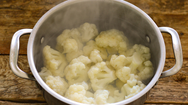 Steaming boiled cauliflower in pot of water