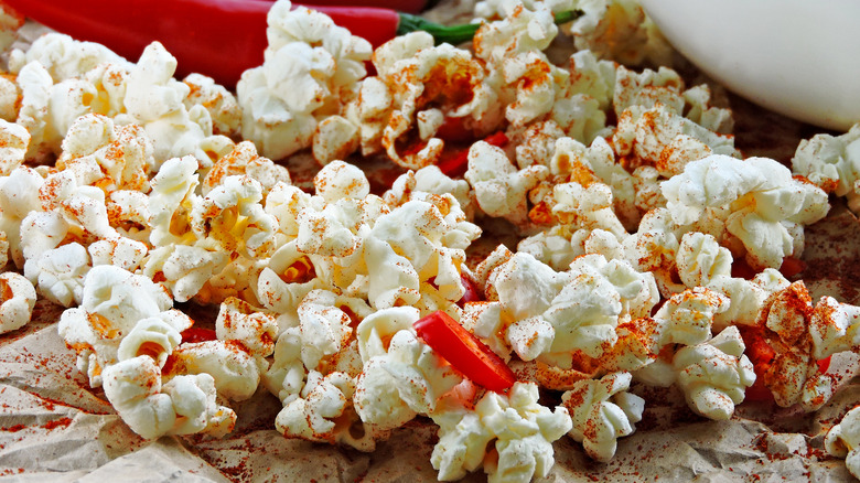 Spicy pepper-seasoned popcorn