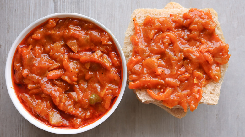 Chakalaka in a bowl and on bread