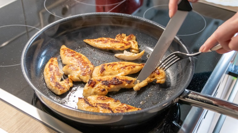 Reheating chicken in a pan