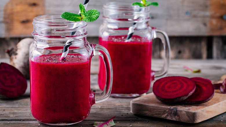 Beet juice smoothies with mint