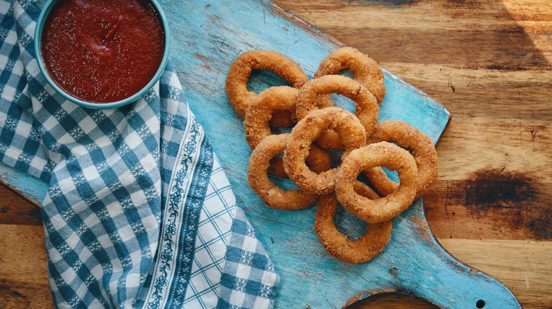 onion rings with ketchup