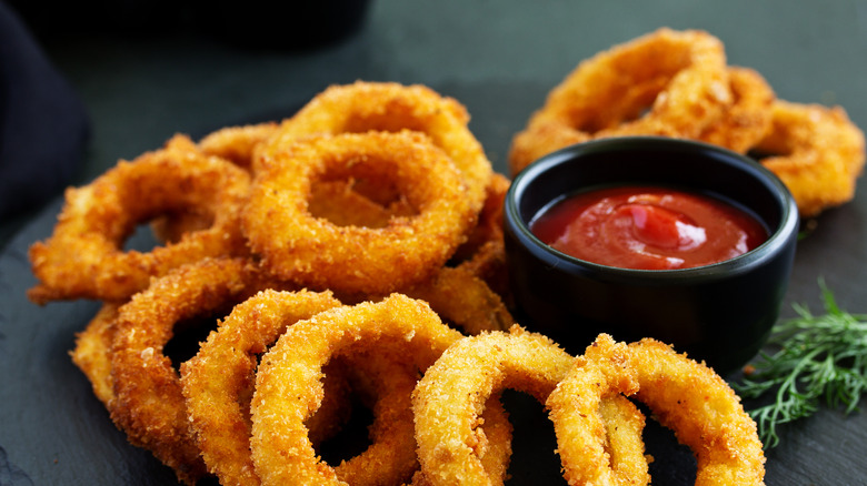 onion rings with ketchup