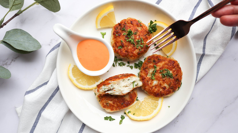 Crab cakes with remoulade sauce