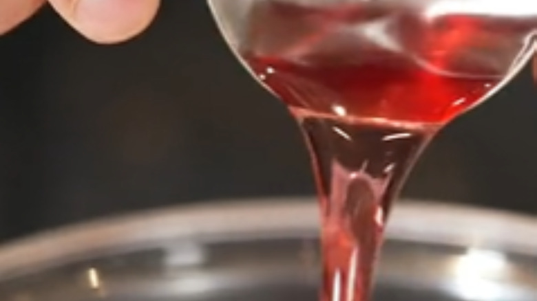 Red wine vinegar pour